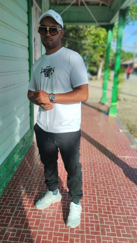  54733136  Ernesto, 35 ,    