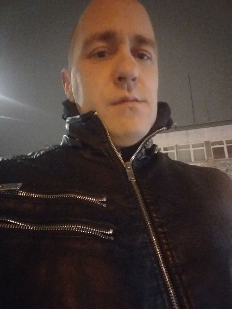  25070396  Andrej, 39 ,    