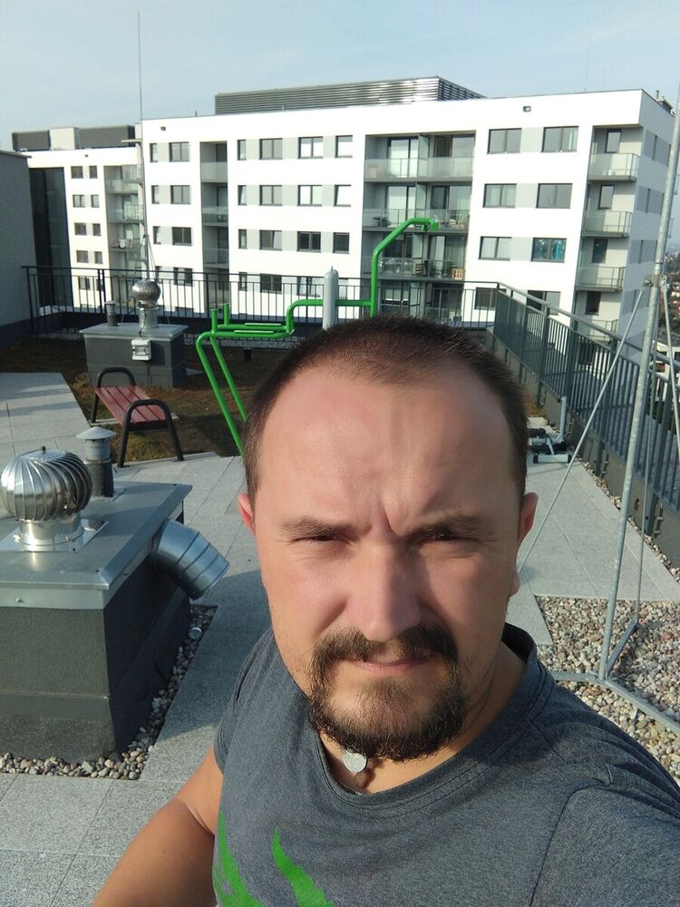  21104736  Ruslan, 39 ,    