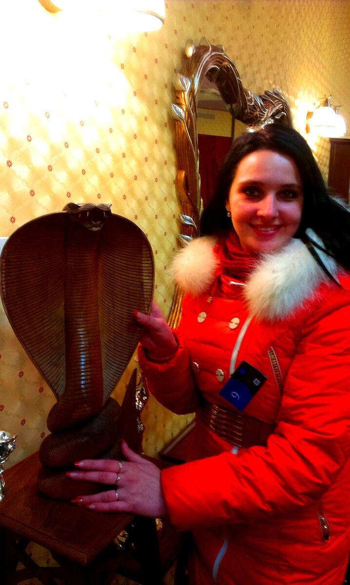  ,   Elena, 32 ,  