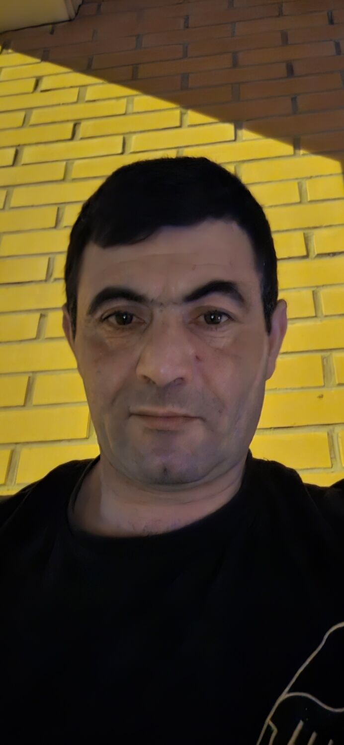  51017476  Artur, 43 ,    
