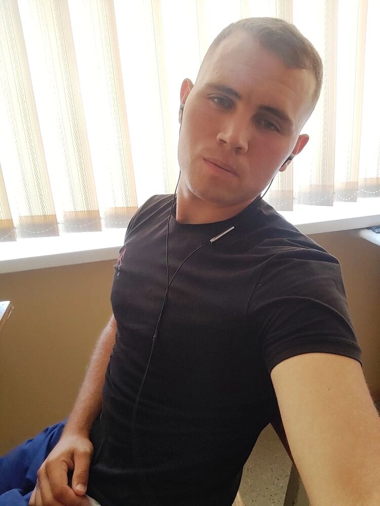  42217866  Andrei, 26 ,    