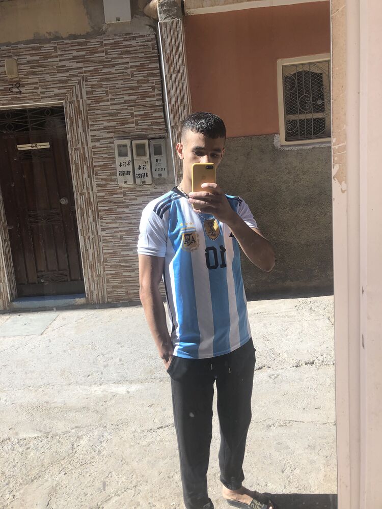  44454936  Yassin, 19 ,    