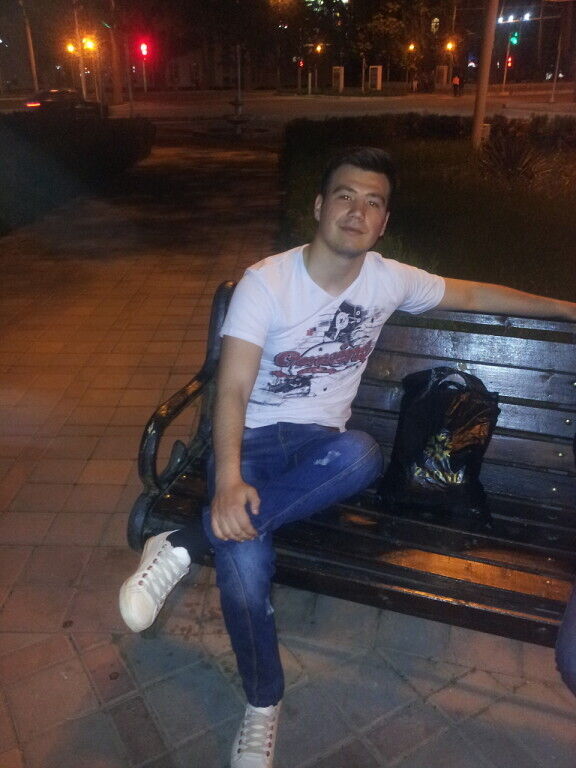  23582036  James, 32 ,    