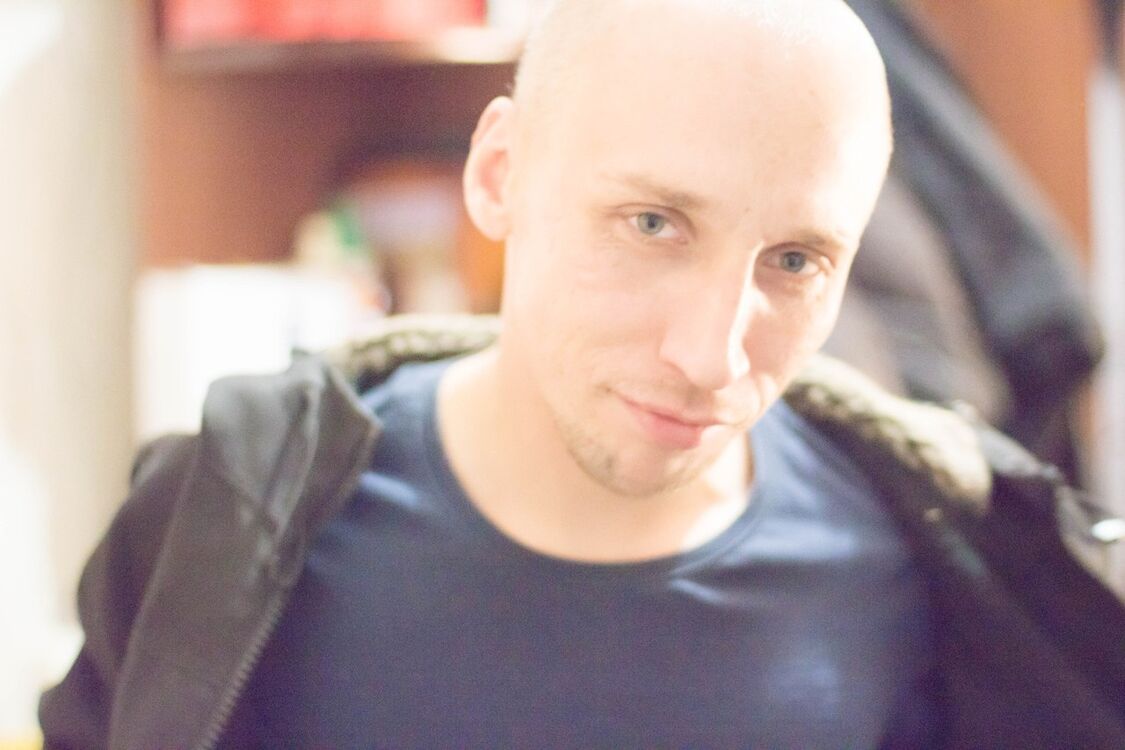  25566496  Anton, 27 ,    
