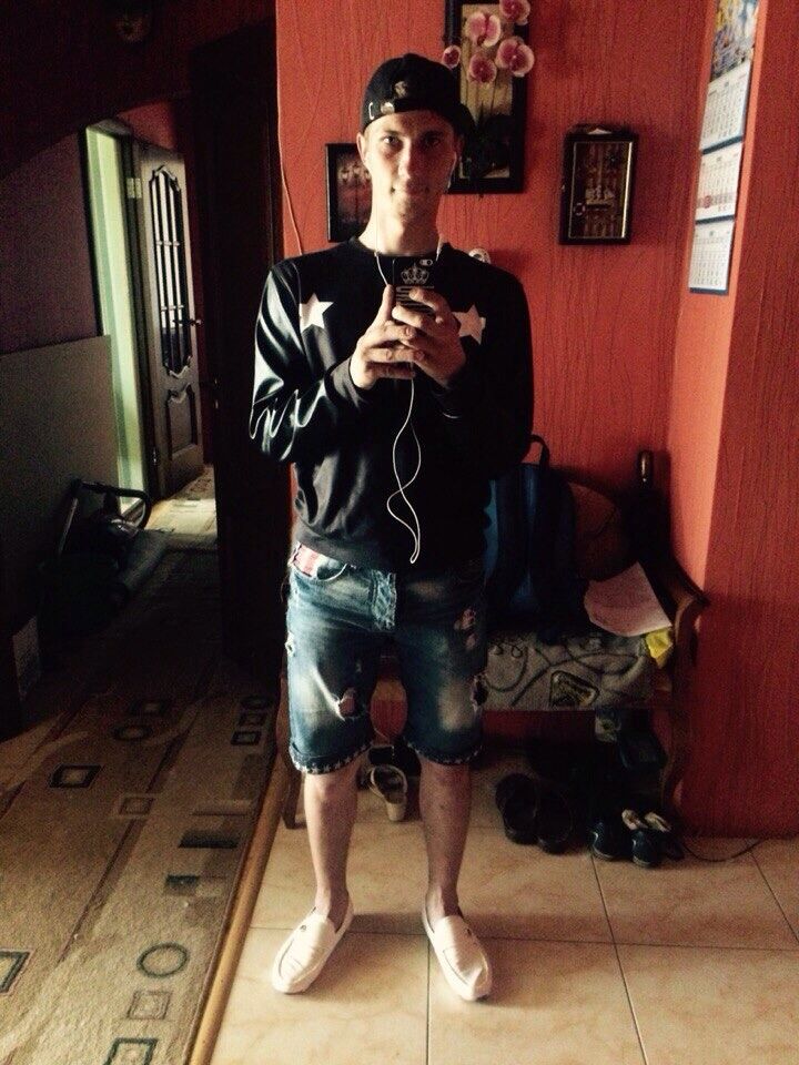  8255036  Anton, 32 ,    