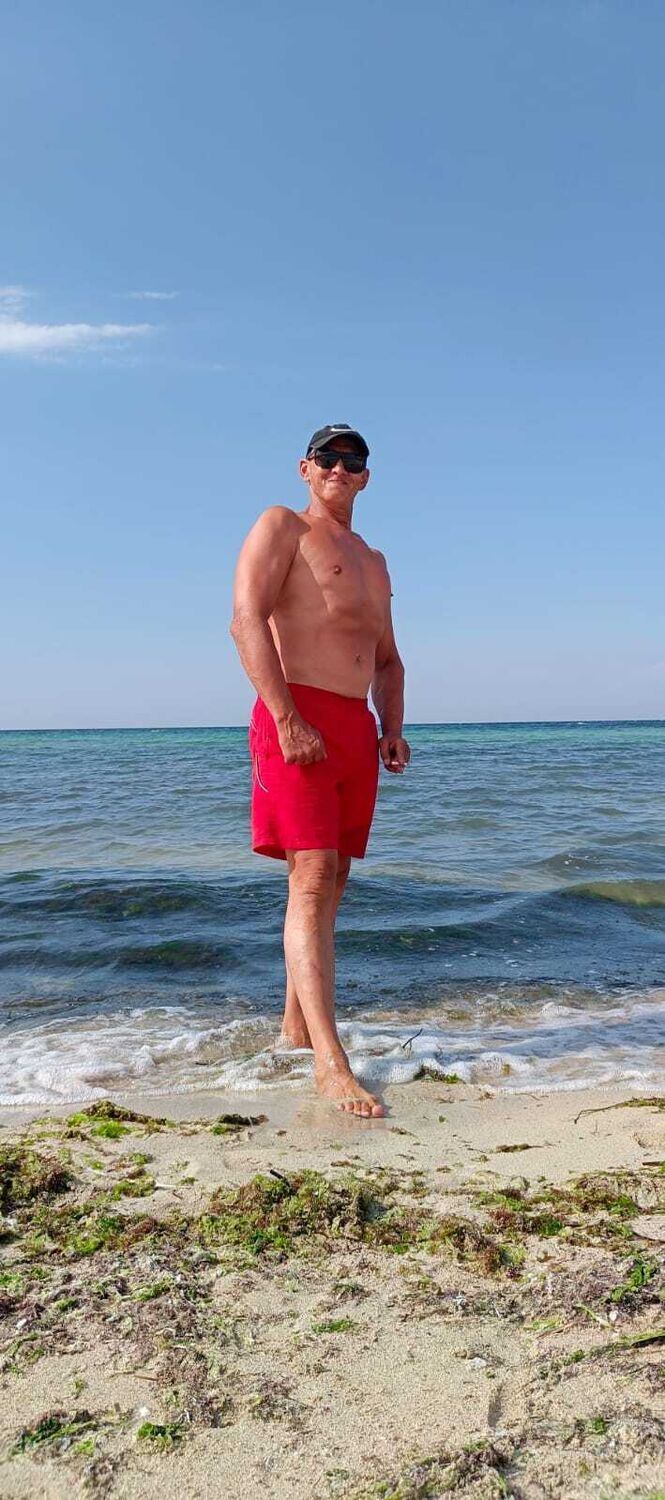  ,   Viktor, 48 ,   ,   