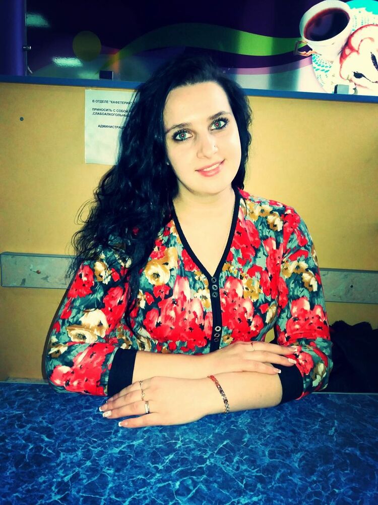  ,   Elena, 32 ,  
