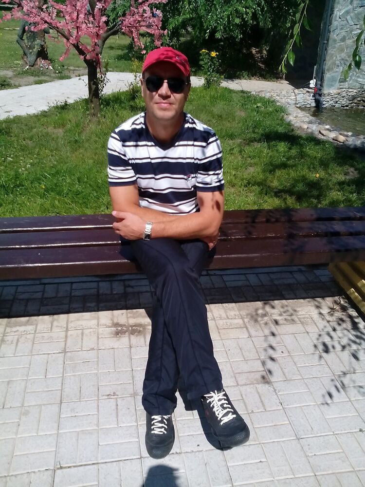  46484146  Ivan, 44 ,    