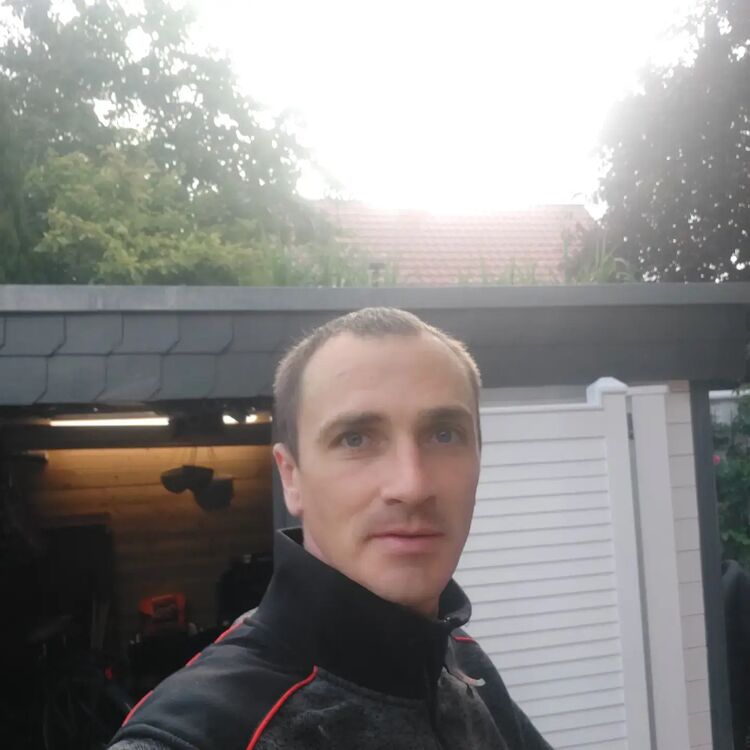 29413206  Stanislav, 39 ,    