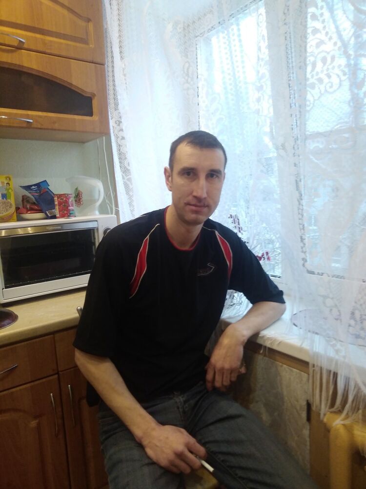  18148186  Viktor, 42 ,    