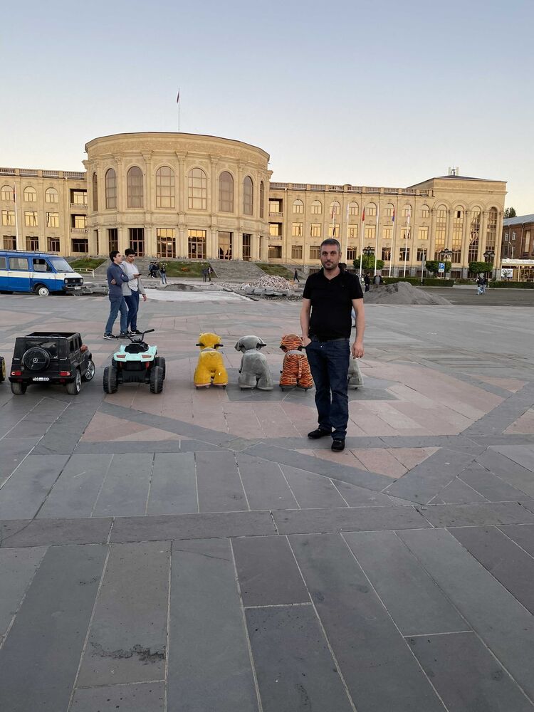  ,   Arman, 40 ,   ,   