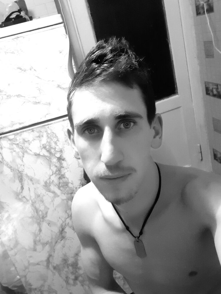  31645366  Konstantin, 32 ,    