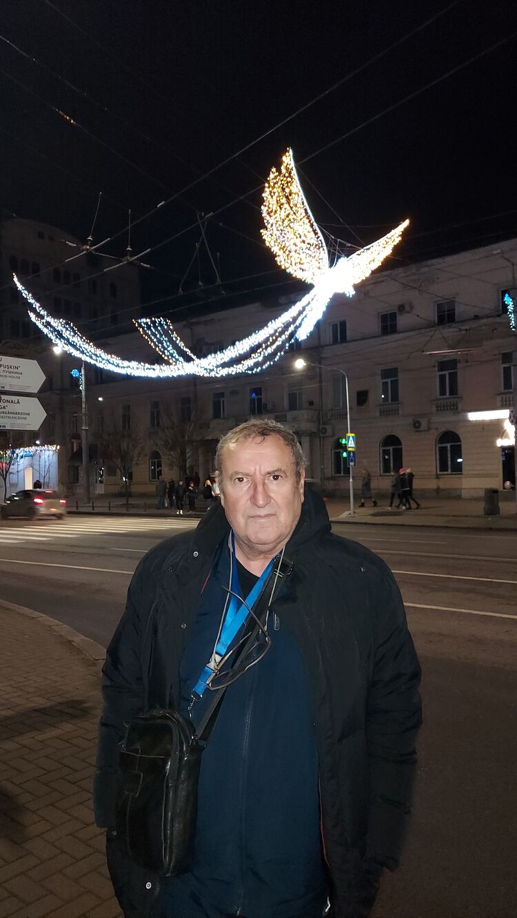  40663816  Radik, 66 ,    