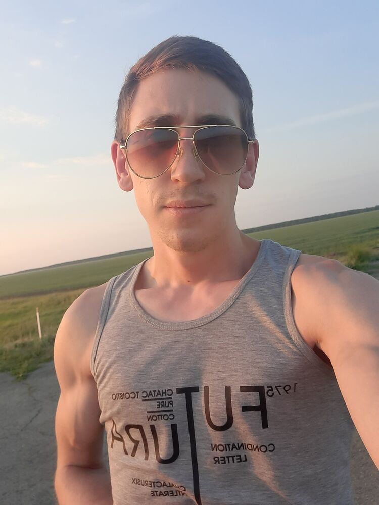  31645356  Konstantin, 32 ,    