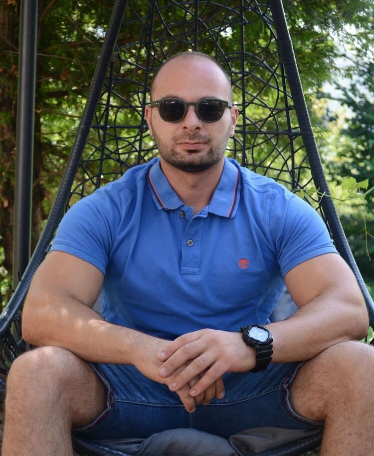  Podgorica,   Momo, 30 ,   ,   