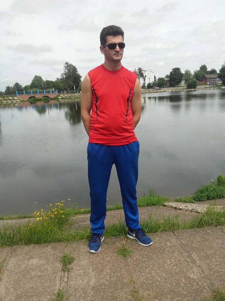  ,   Viktor, 49 ,   c 