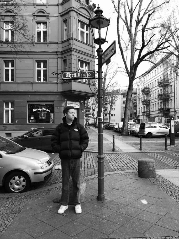  33693726  Sergei, 27 ,    