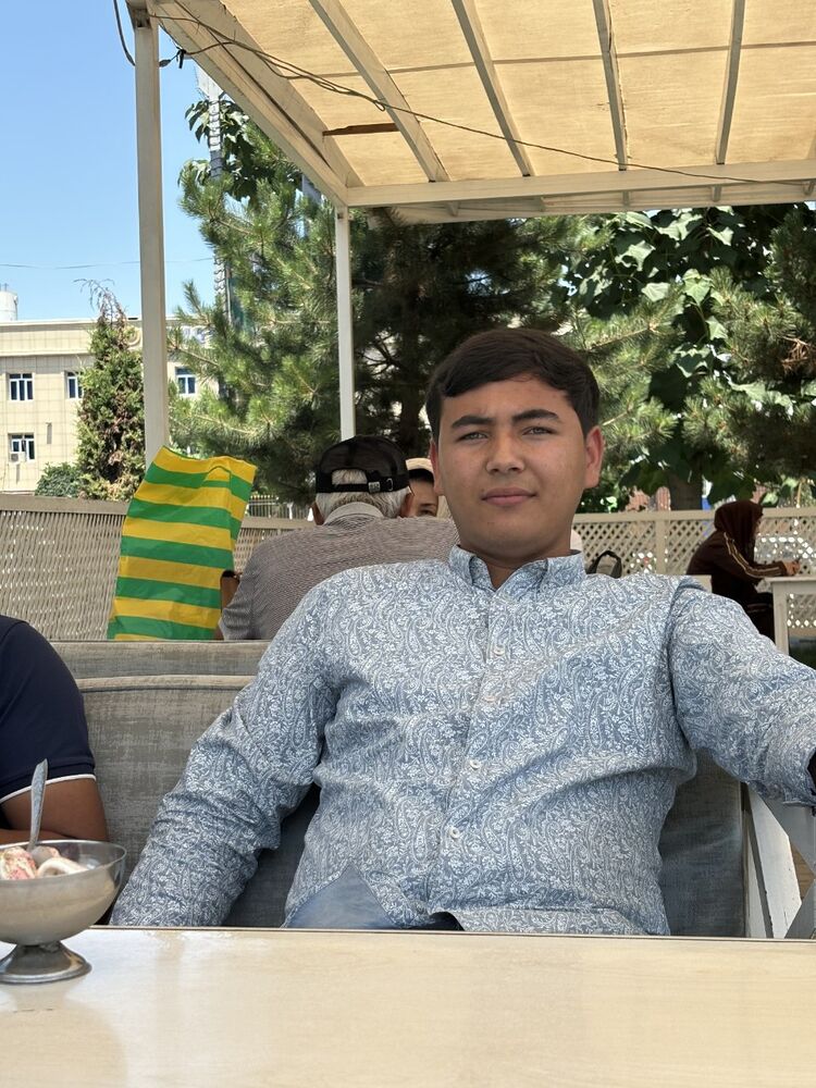  44370206  Abror, 20 ,    