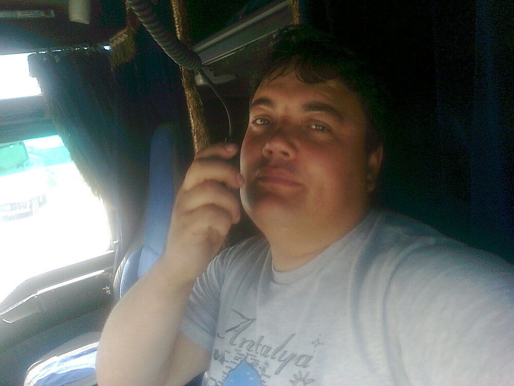  ,   Viktor, 42 ,   
