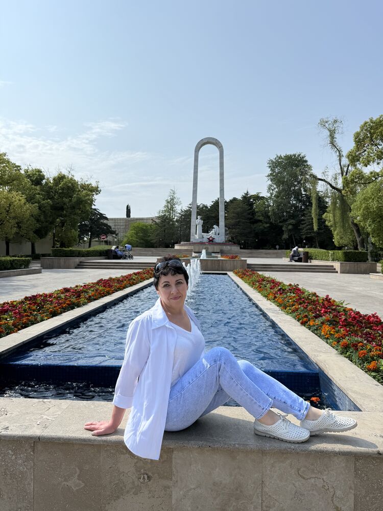  54704956  Elena, 57 ,    