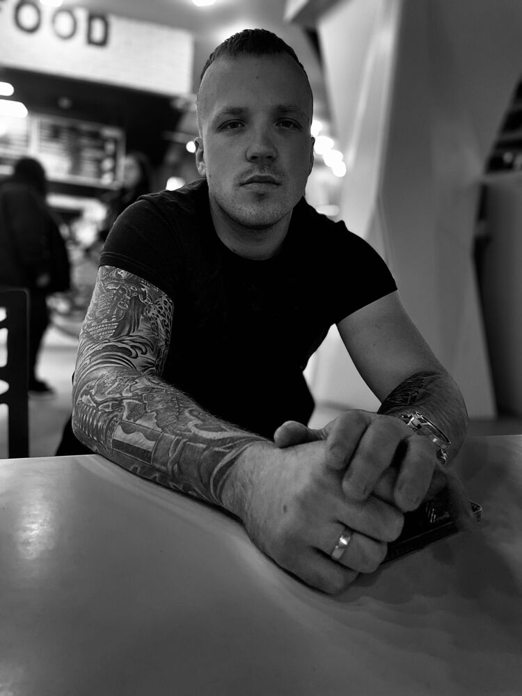  40670716  Viktor, 27 ,    