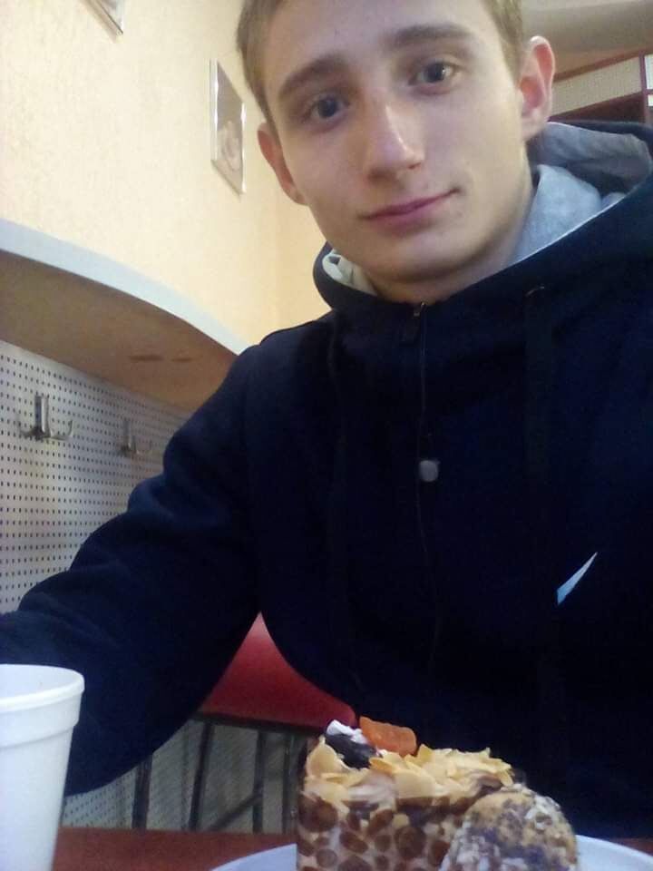  28352526  Pavel, 26 ,    