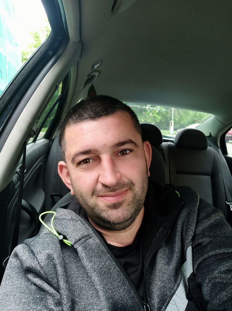  22981186  Nazar, 41 ,    Praha