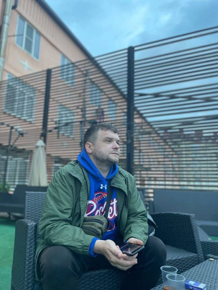  48040566  Andrei, 39 ,    