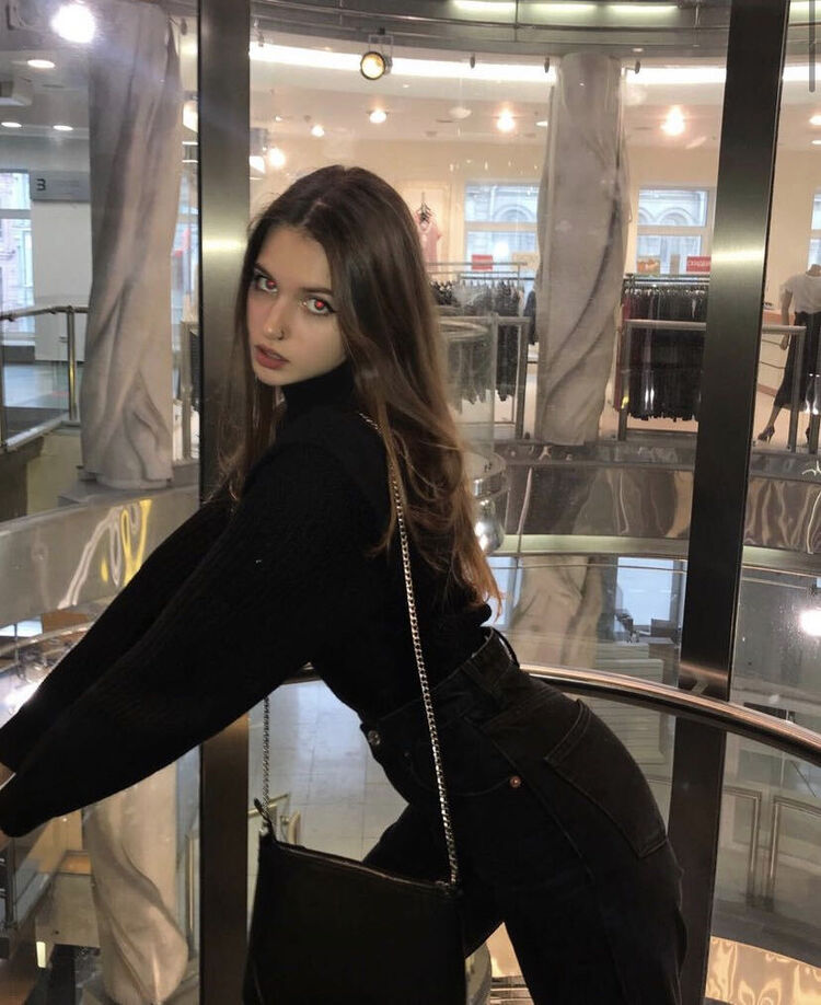  ,   Viktoria, 22 ,   ,   