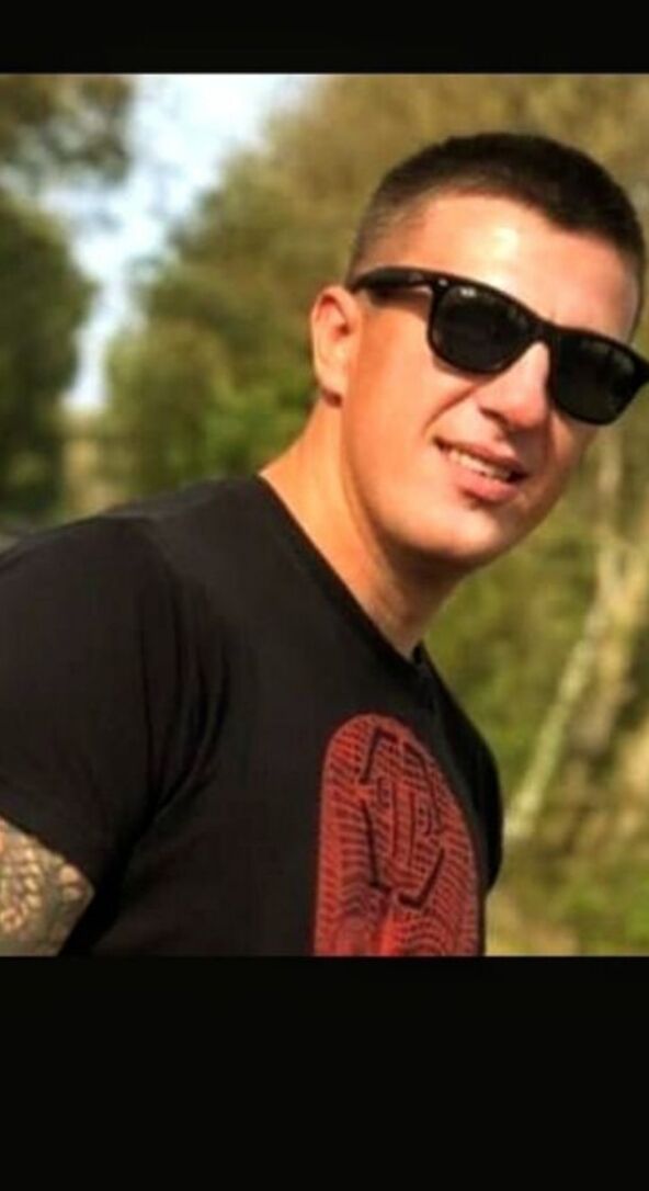 30539966  Petr, 33 ,    
