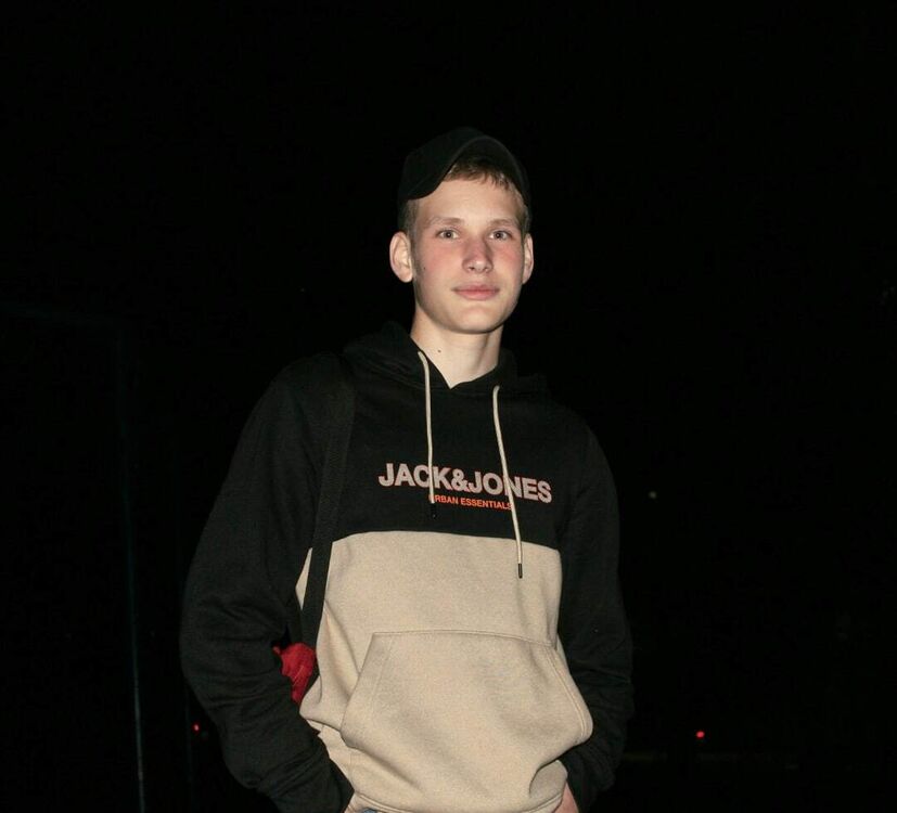  32584996  Yaroslav, 20 ,     