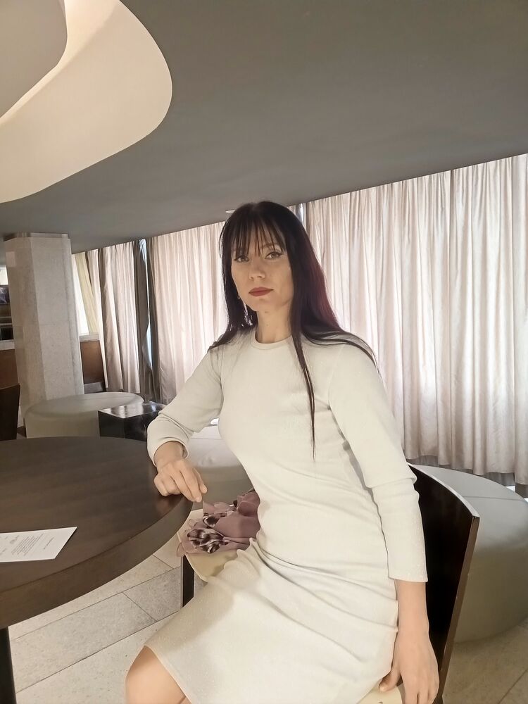  ,   Lara, 42 ,   