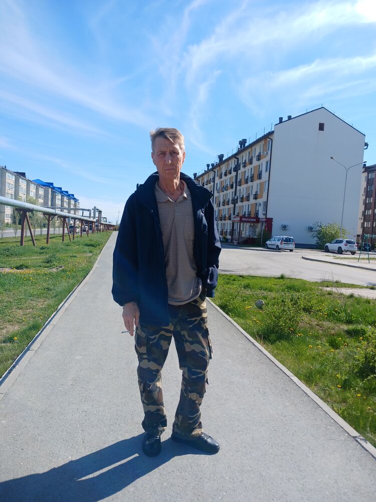  43314426  Macsim, 52 ,    