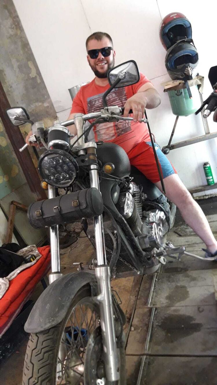  44302486  Leo v z, 37 ,    