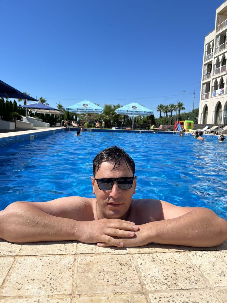  36769566  Artur, 38 ,    