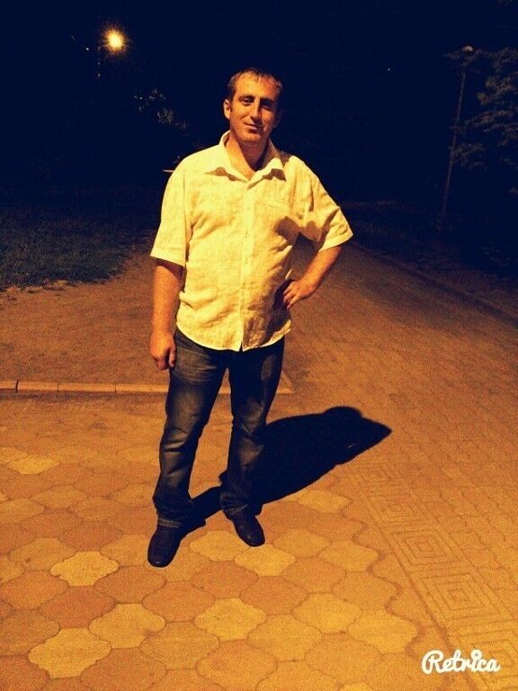  8733796  Viktor, 40 ,    