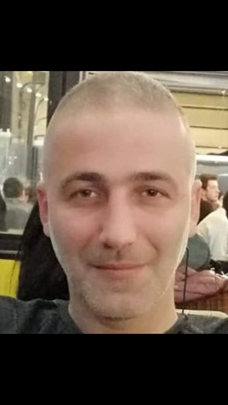 49022836  Kadir, 39 ,     
