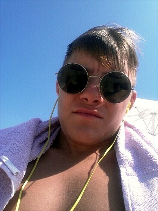  32376196  Artem, 24 ,    
