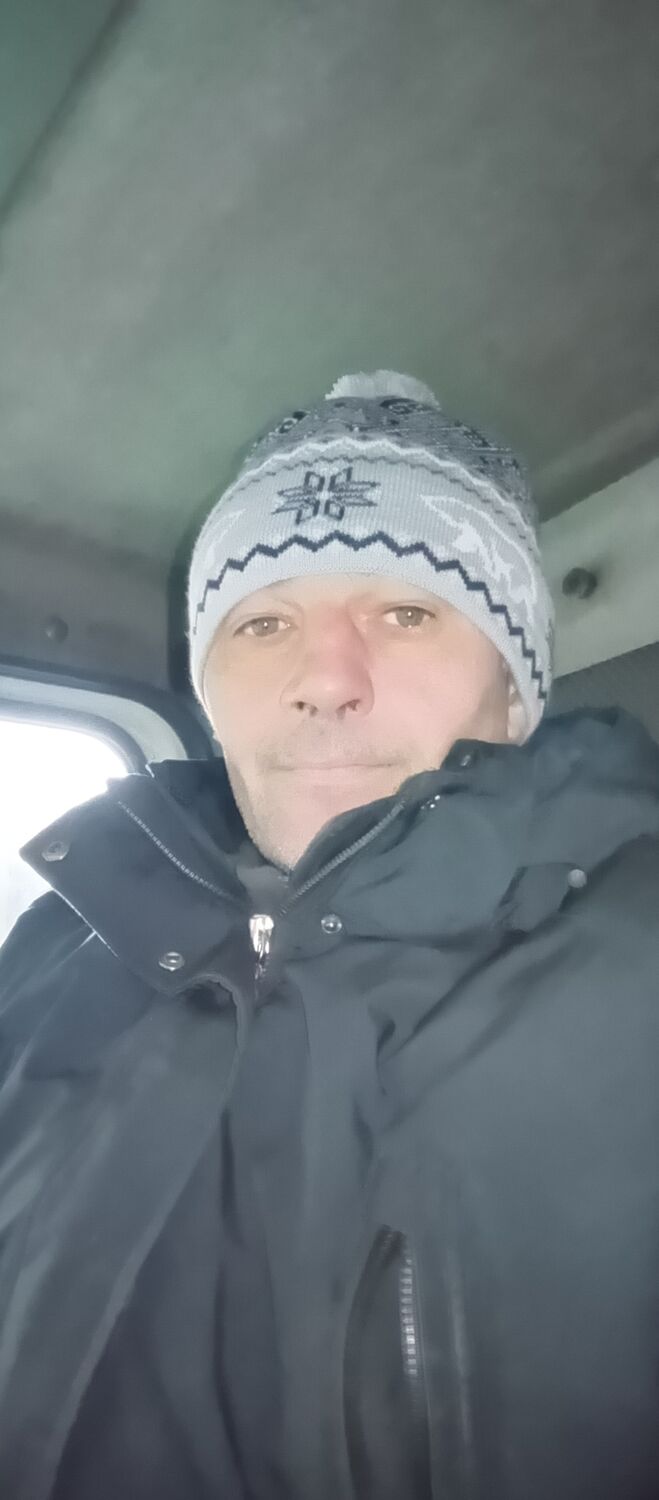  40052806  Viktor, 47 ,    -