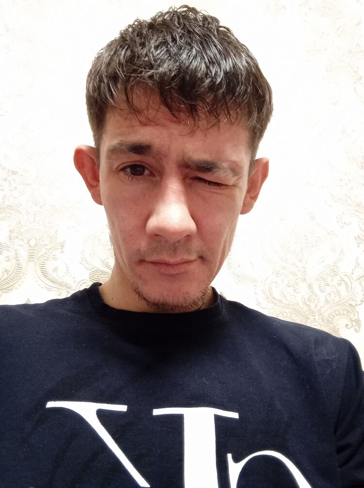  49635036  Dominik, 33 ,    --