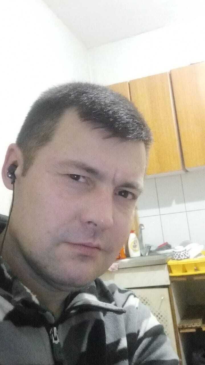  48528916  ARTUR, 41 ,    