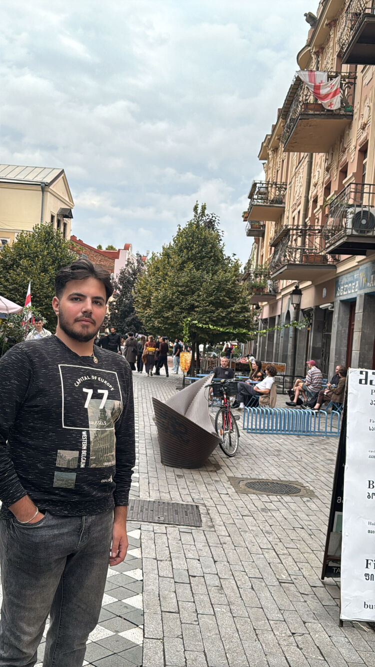  53629616  Houssein, 20 ,    