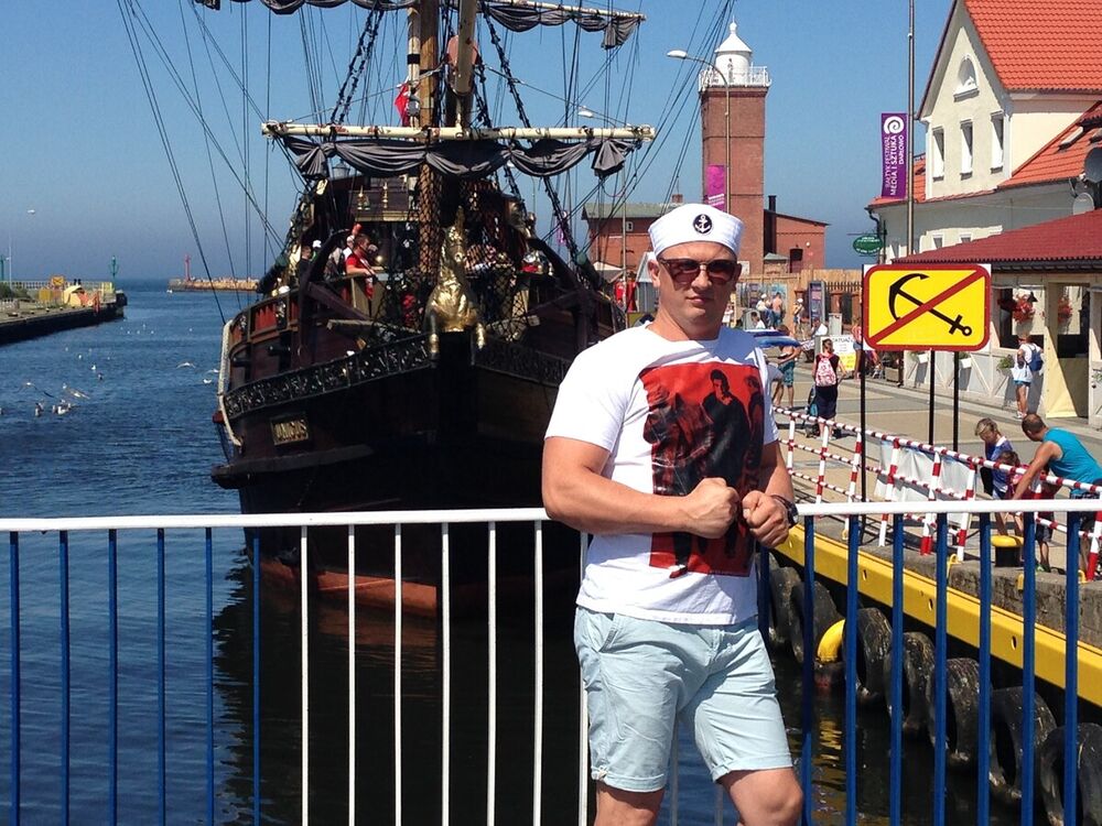  21940736  PAWEL, 44 ,    
