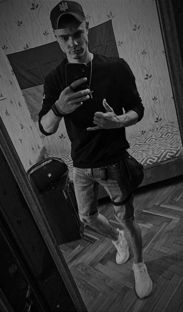  49702236  Denis, 26 ,    