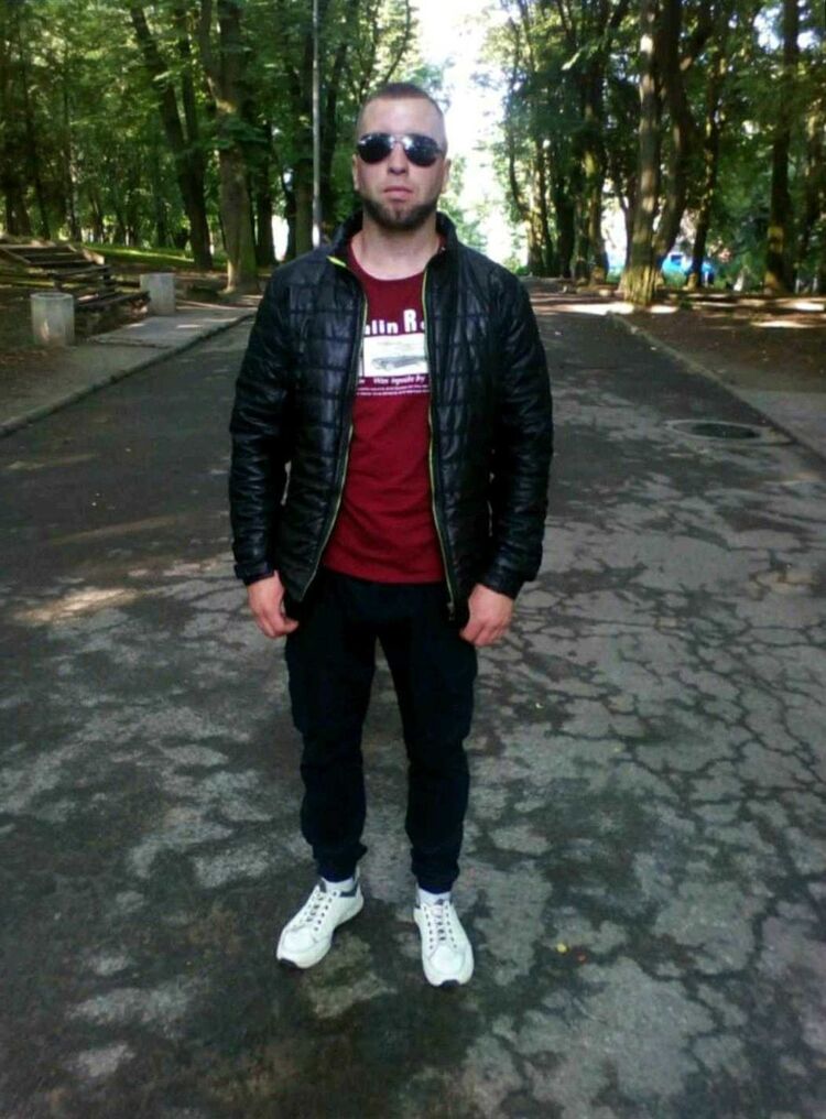  18004946  Artur, 37 ,    