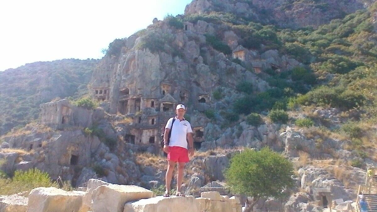  22250556  Andrei, 49 ,    