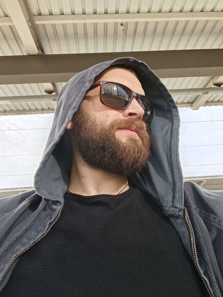  54376526  Mikheil, 37 ,    