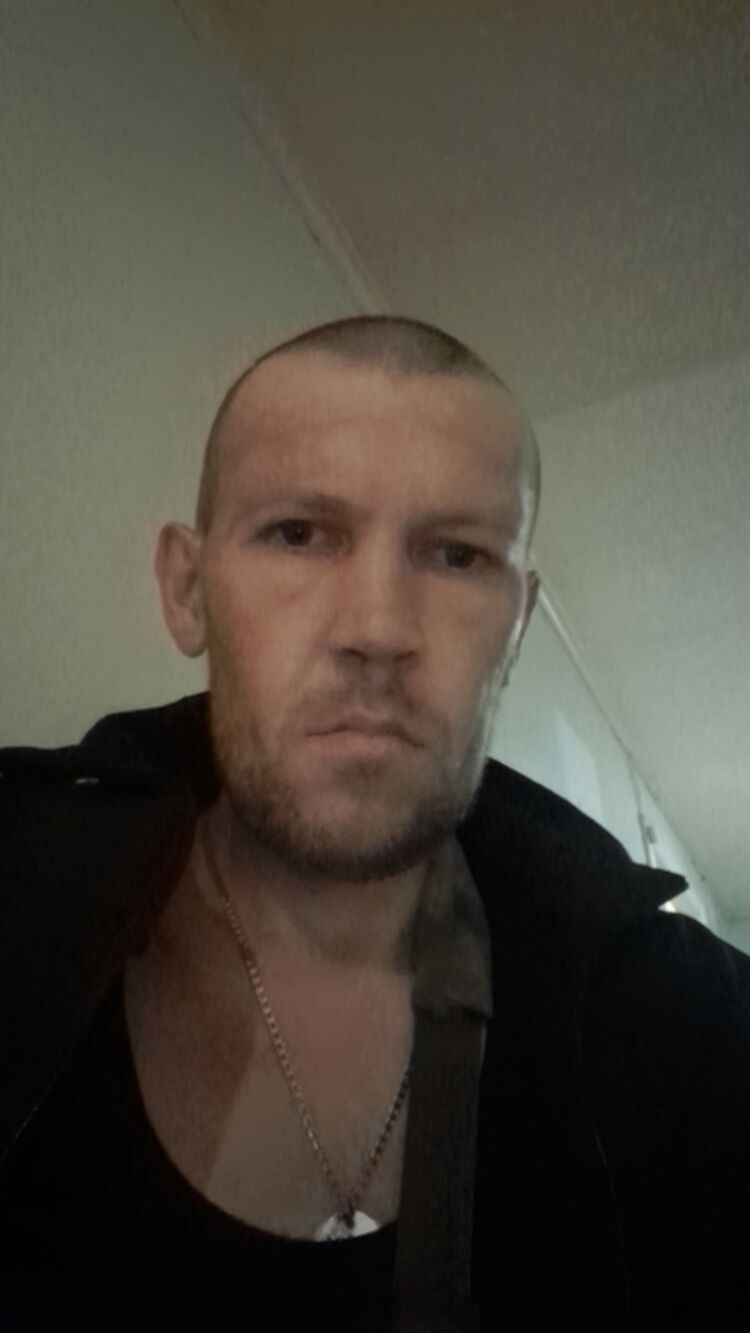  38375486  Maks, 40 ,    