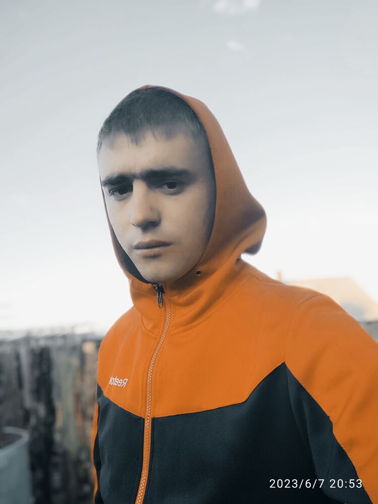  35094596  Denis, 27 ,    